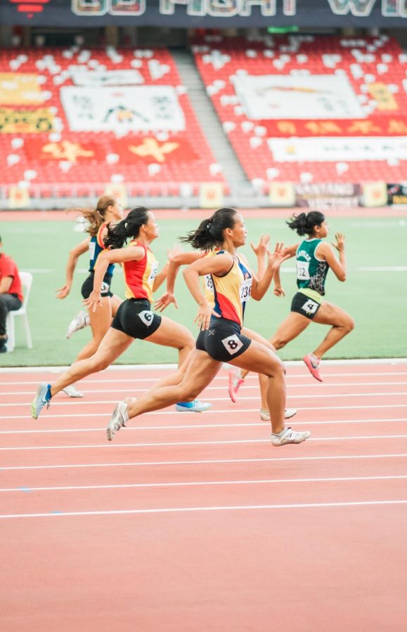 Women+running+on+a+track.