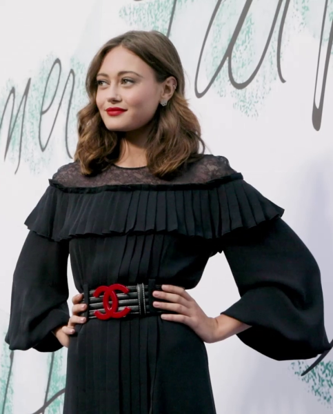 Ella Purnell (Voice Actor of Jinx) stands on stage during the 2017 Serpentine Summer Party. INCA Productions, CC BY-SA 3.0 via Wikimedia Commons